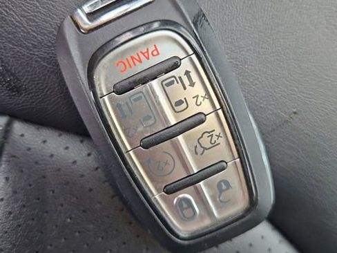 Used 2025 Chrysler Pacifica Select image 54