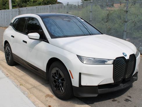 Used 2023 BMW iX xDrive50 AWD/4WD image 4