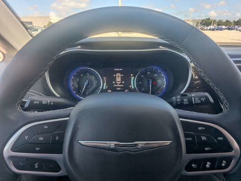 Used 2023 Chrysler Pacifica Limited FWD image 39