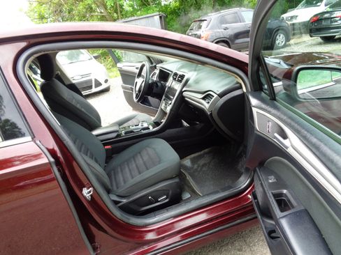 Used 2018 Ford Fusion SE w/ Fusion SE Technology Package image 16