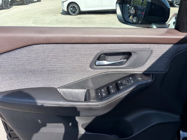 Used 2023 Nissan Rogue SV AWD/4WD image 9