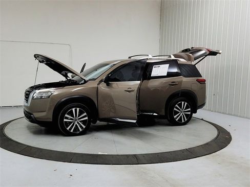 Used 2024 Nissan Pathfinder Platinum w/ Cargo Package image 11