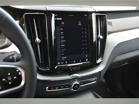 Certified 2025 Volvo XC60 B5 Ultra w/ Protection Package Premier image 18