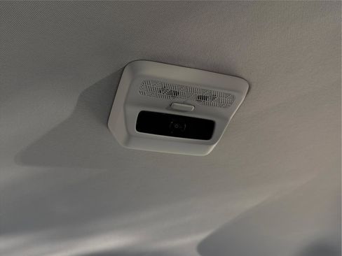 Used 2025 Kia Carnival EX image 22