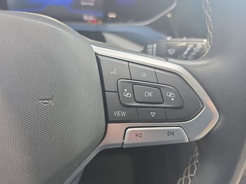 Used 2022 Volkswagen Taos SE w/ Panoramic Sunroof Package FWD image 16