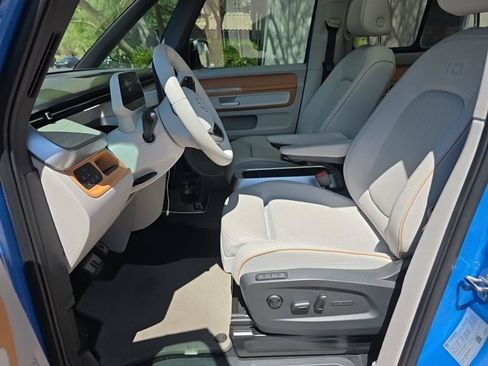 Certified 2025 Volkswagen ID. Buzz Pro S Plus AWD/4WD image 11