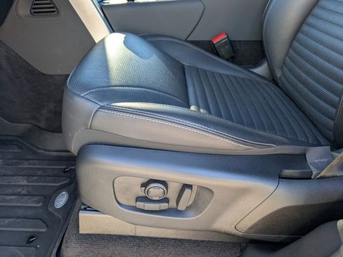 Certified 2024 Land Rover Discovery Dynamic SE image 28