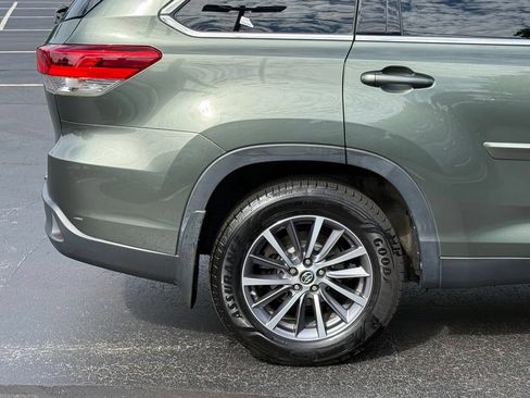 Used 2019 Toyota Highlander XLE w/ Carpet Mat Package (TMS) AWD/4WD image 9