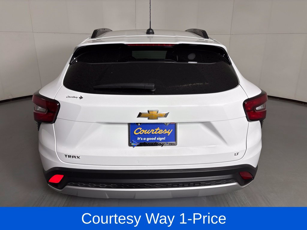 Used 2025 Chevrolet Trax LT w/ LT Convenience Package FWD image 9
