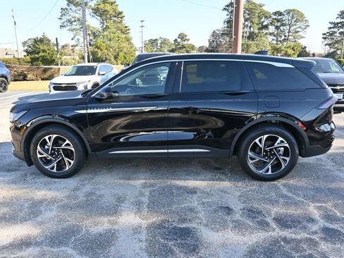 Used 2025 Lincoln Nautilus Premier image 2