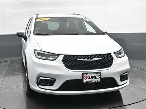 New 2026 Chrysler Pacifica Pinnacle w/ Trailer Tow Group AWD/4WD image 5