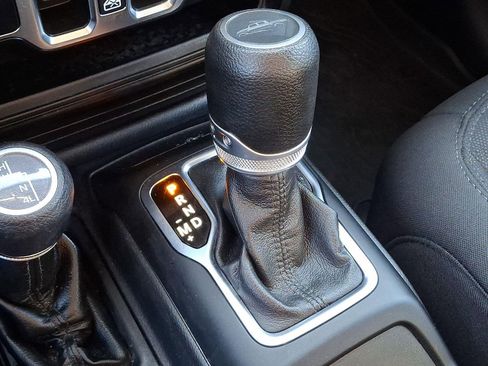 Used 2022 Jeep Gladiator Sport image 15