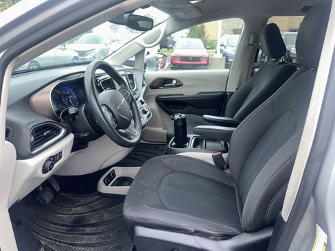 Used 2019 Chrysler Pacifica Touring Plus w/ Tire & Wheel Group FWD image 4