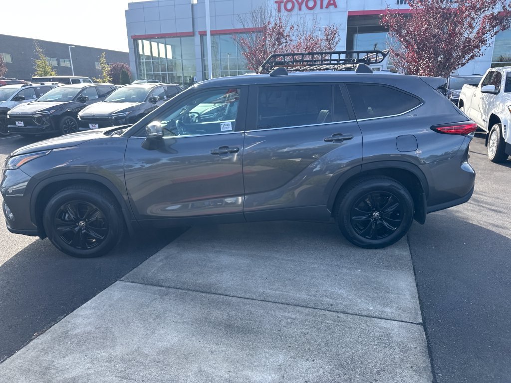 Used 2023 Toyota Highlander XLE AWD/4WD image 2