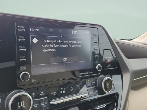 Used 2021 Toyota Highlander XLE AWD/4WD image 19