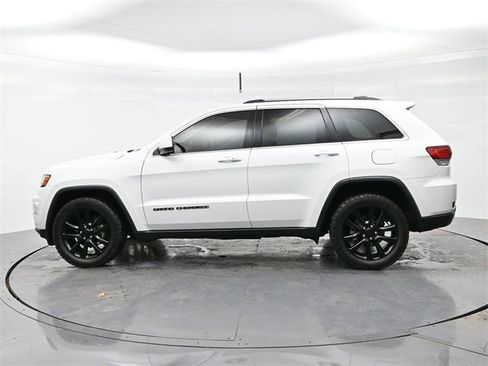 Used 2020 Jeep Grand Cherokee Laredo image 4