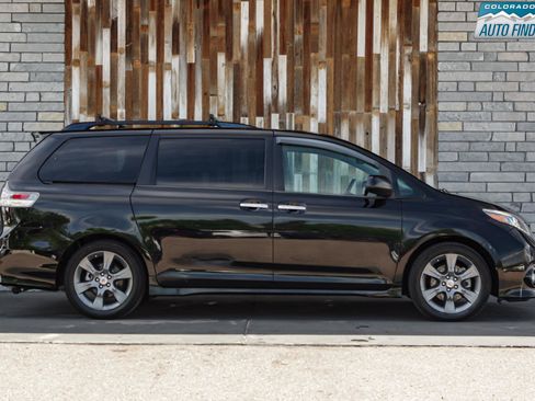 Used 2016 Toyota Sienna SE FWD image 8