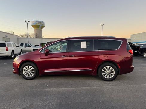 Used 2018 Chrysler Pacifica Touring-L image 6
