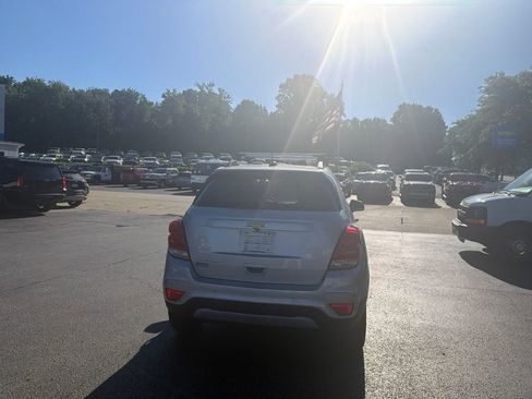 Used 2021 Chevrolet Trax LT w/ Premium Seat Package AWD/4WD image 3