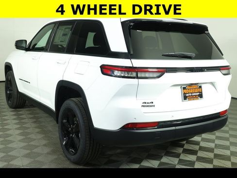 New 2025 Jeep Grand Cherokee Altitude image 7