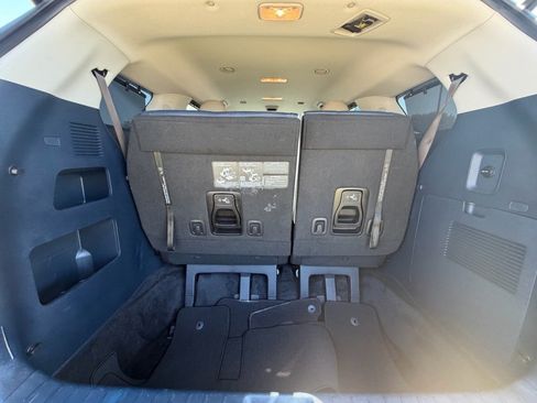 Used 2025 Kia Carnival EX FWD image 5