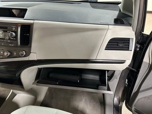 Used 2012 Toyota Sienna image 34
