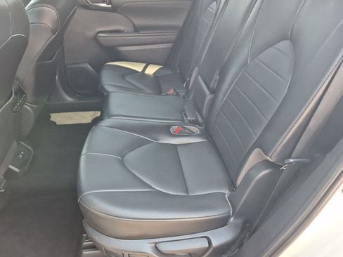 Used 2021 Toyota Highlander XLE AWD/4WD image 20