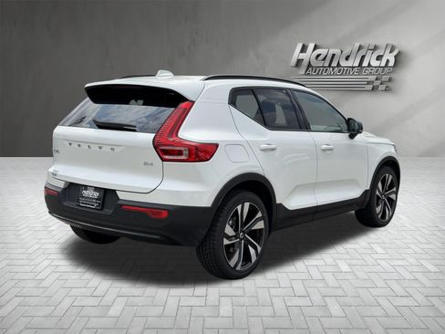 Used 2023 Volvo XC40 B4 Plus w/ Climate Package FWD image 10