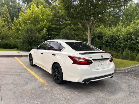 Used 2017 Nissan Altima 2.5 SR w/ Midnight Edition Package FWD image 2