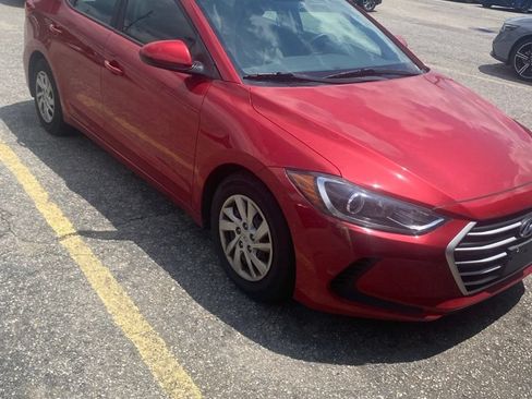 Used 2017 Hyundai Elantra SE w/ Cargo Package FWD image 2