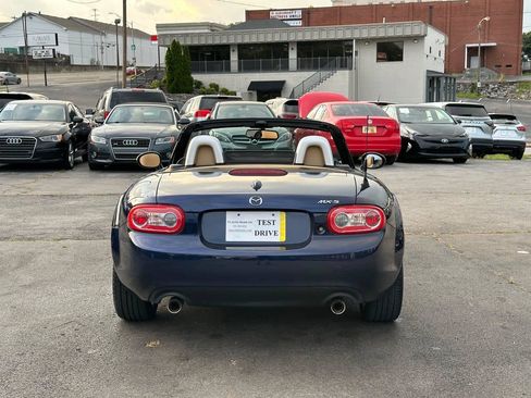 Used 2010 MAZDA MX-5 Miata Grand Touring w/ Premium Pkg RWD image 9