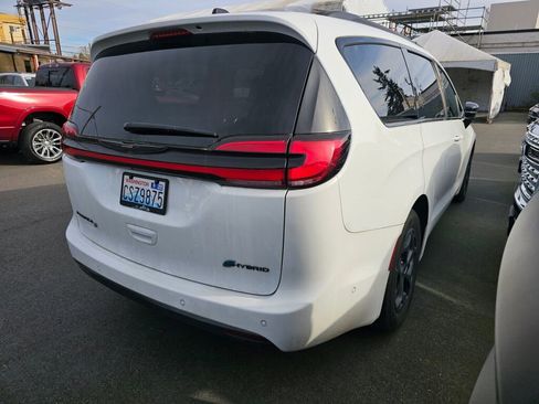 Used 2023 Chrysler Pacifica Limited w/ S Appearance Package image 8