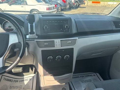Used 2009 Volkswagen Routan S FWD image 19