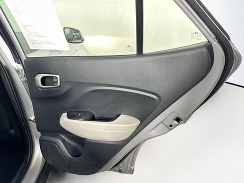 Used 2025 Hyundai Venue SEL image 29