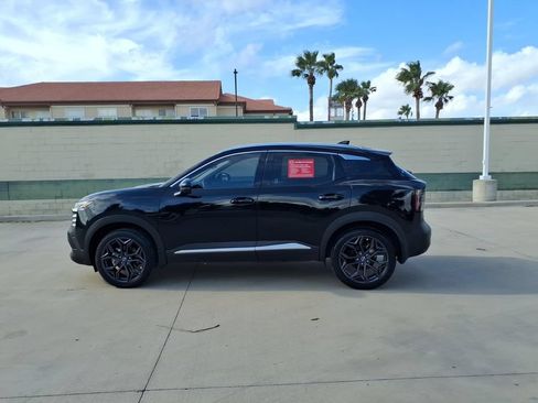 Used 2025 Nissan Kicks SR FWD image 2