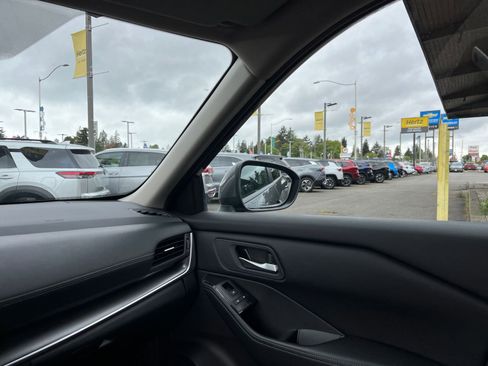 Used 2025 Nissan Rogue SV FWD image 37