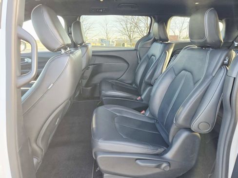 Used 2024 Chrysler Pacifica Limited image 13