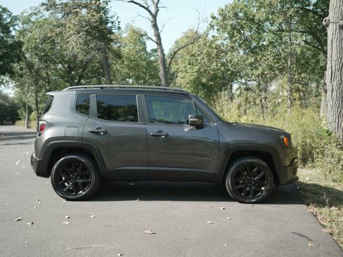Used 2016 Jeep Renegade Latitude image 9