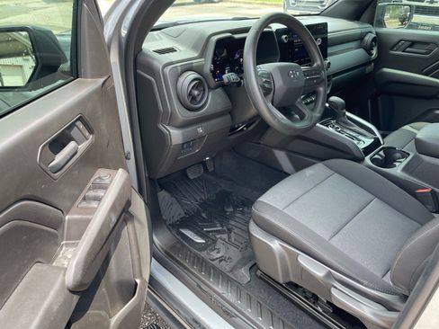 Used 2025 Chevrolet Colorado Trail Boss AWD/4WD image 17