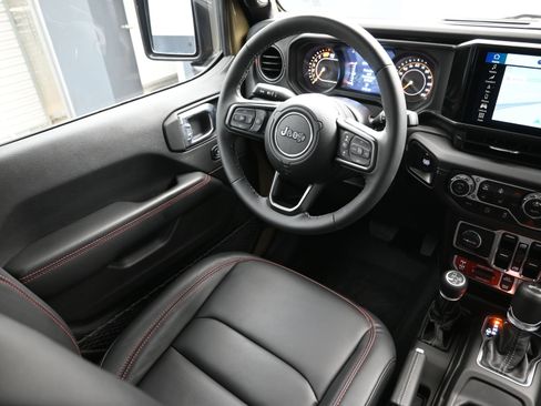 Used 2025 Jeep Wrangler Unlimited Rubicon image 23