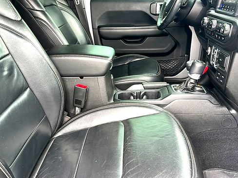 Used 2018 Jeep Wrangler Unlimited Sahara AWD/4WD image 23