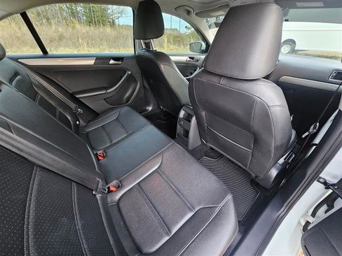 Used 2017 Volkswagen Jetta SE image 10