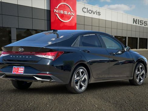 Used 2023 Hyundai Elantra SEL w/ Convenience Package FWD image 3