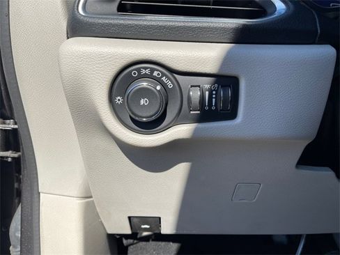 Used 2019 Chrysler Pacifica Limited image 26