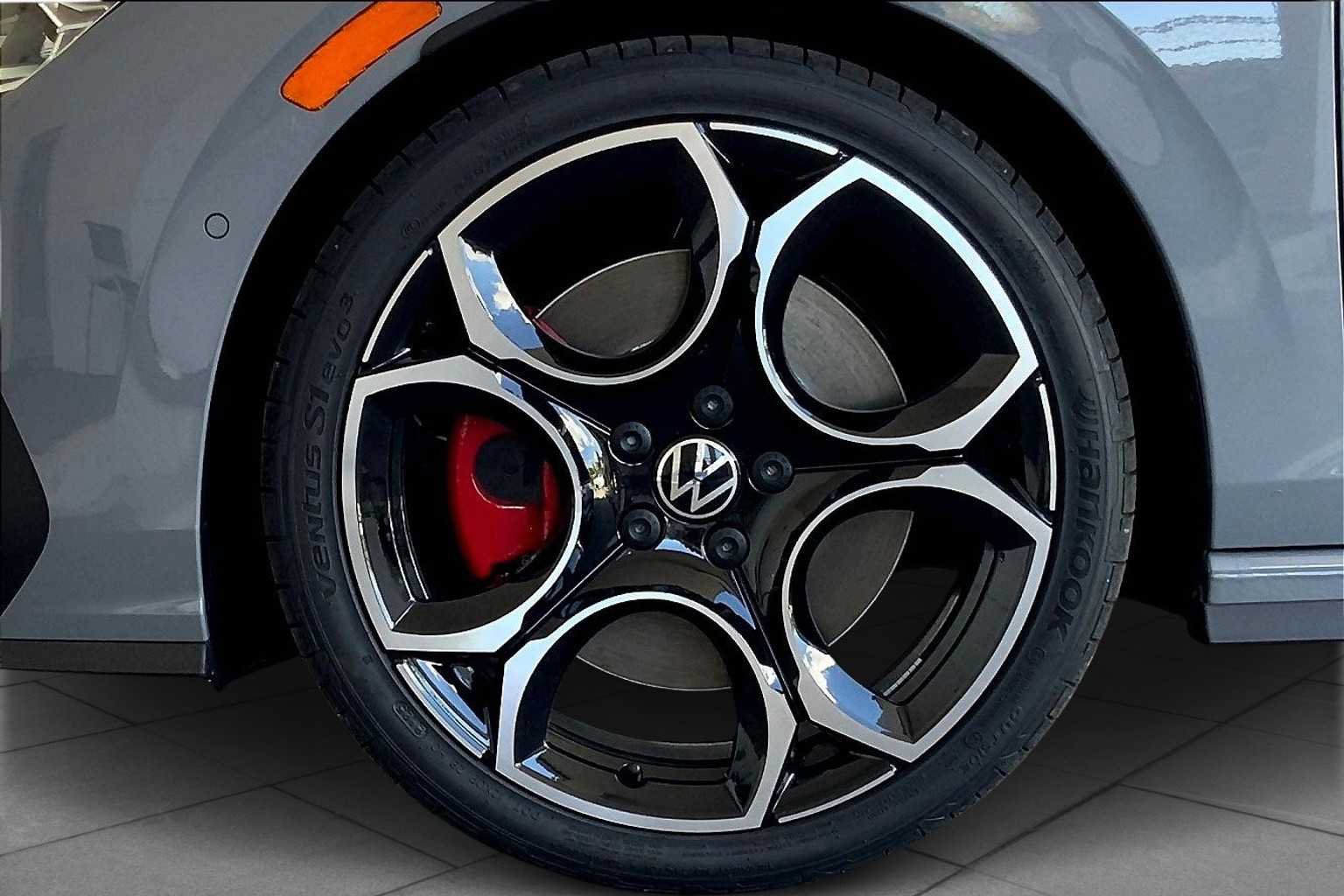 Used 2025 Volkswagen GTI Autobahn FWD image 11