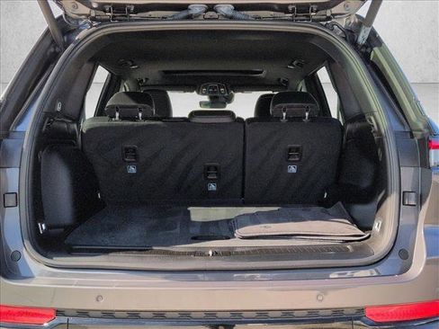 Used 2025 Jeep Grand Cherokee Laredo image 6