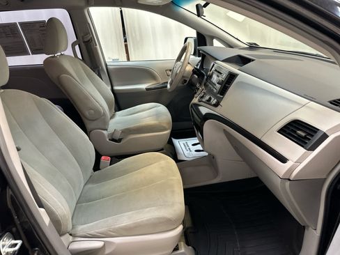 Used 2014 Toyota Sienna L FWD image 17