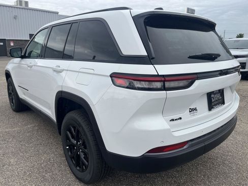 Used 2026 Jeep Grand Cherokee Altitude AWD/4WD image 5