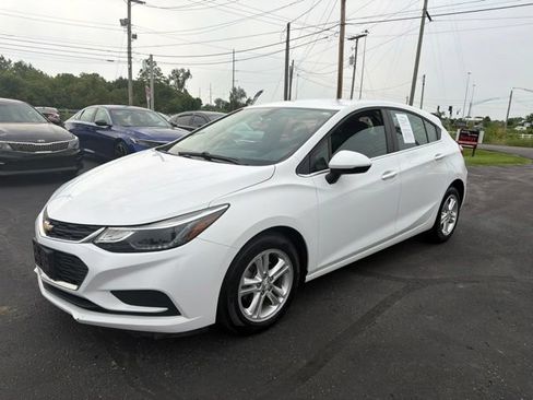 Used 2018 Chevrolet Cruze LT w/ Convenience Package FWD image 3