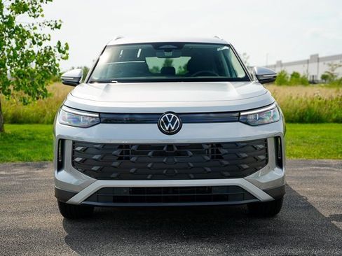 New 2025 Volkswagen Tiguan SE image 40